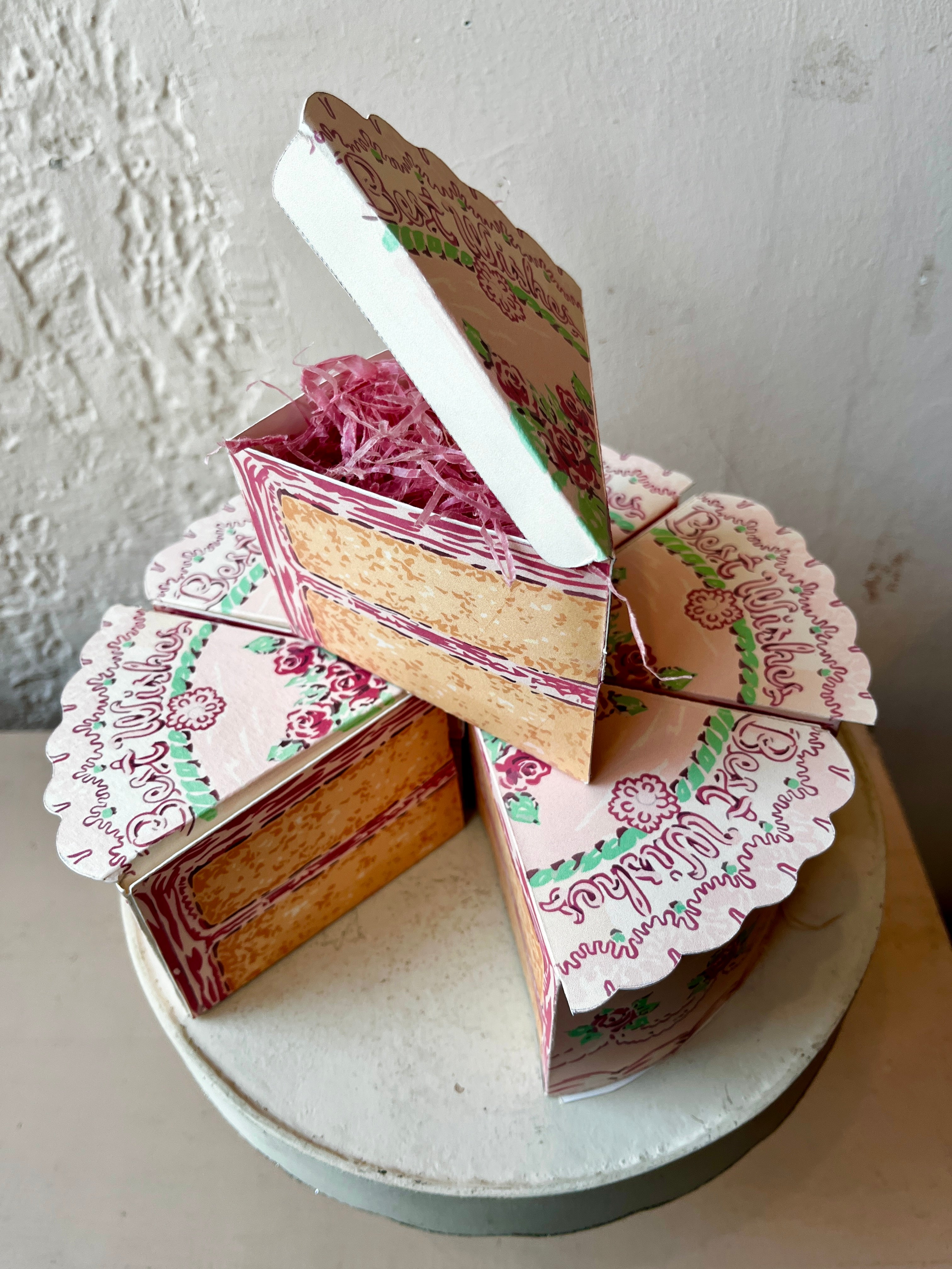 7 Best Wedding Cake Boxes to Take Slices Home | Emmaline Bride Wedding Blog  | Wedding cake boxes, Cool wedding cakes, Wedding cake favors